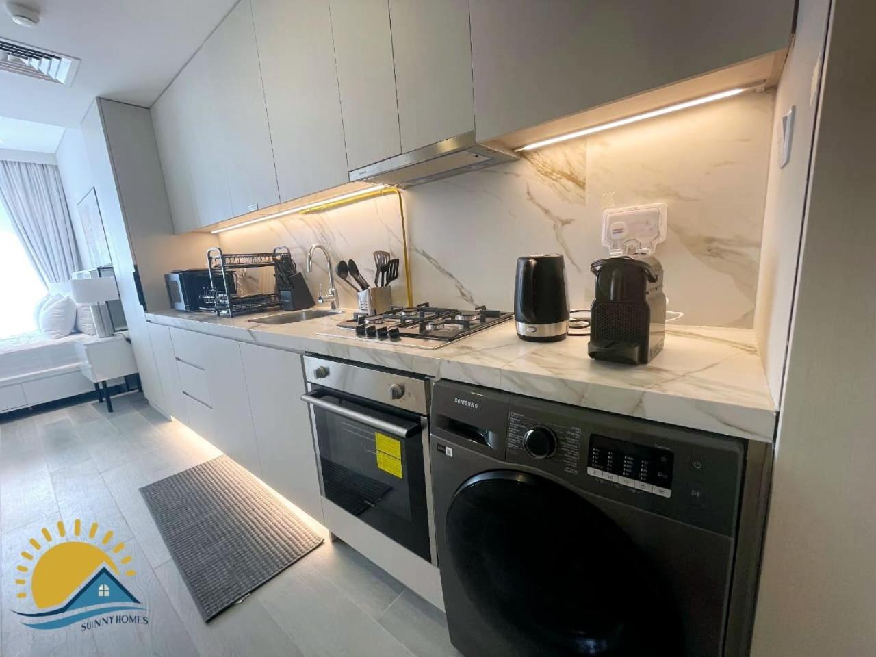 Marina Walk Gem Modern With Pool & Gym Access, Steps To & Metro Apartment *