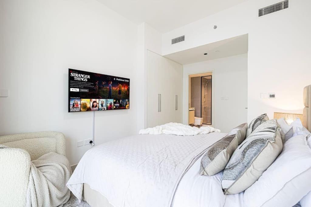 Stunning 3 Bedroom Facing Burj Apartment