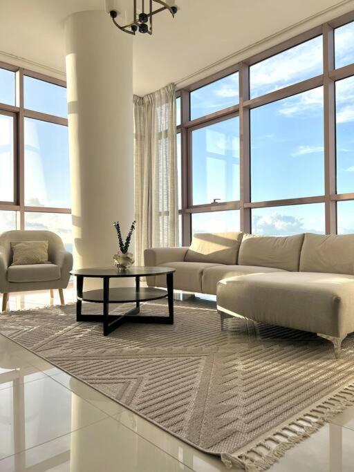 2br With Incredible Views Of The Sea And Dubai