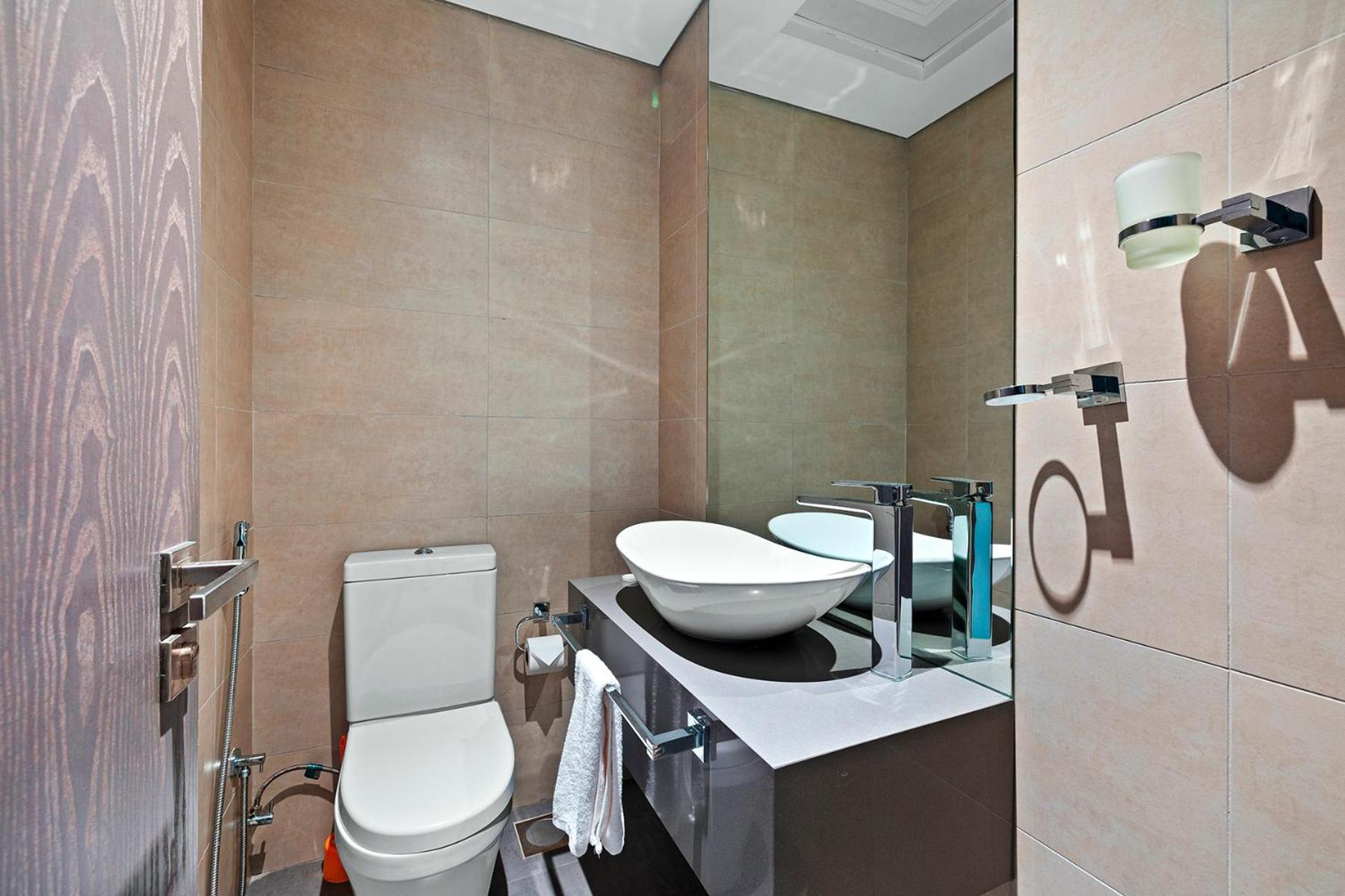 Unlock Metropolis Business Bay Apartment *
