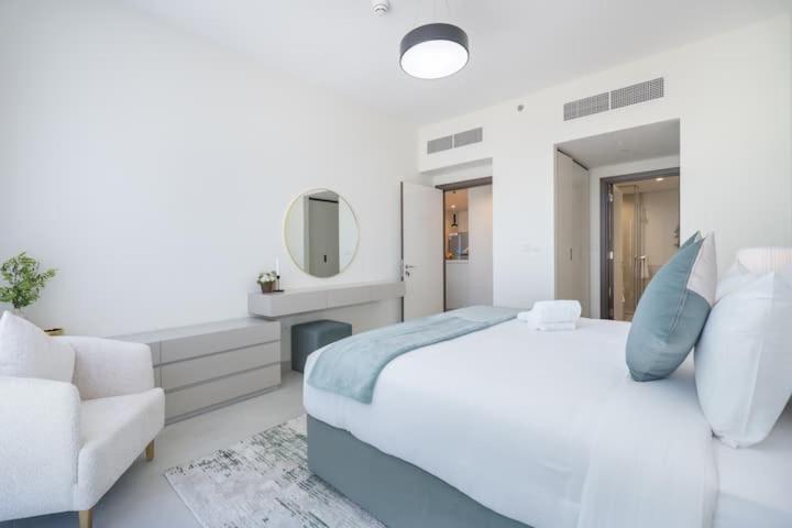 Apartment Vogue Al Wasl 1 West 13th Floor With Large Balcony For View Of Sheikh Zaid Road And One Za'abeel Tower And Burj Khalifa, Walkable To Metro With Easy Access To Sheikh Zayed Road & World Trade Centre *