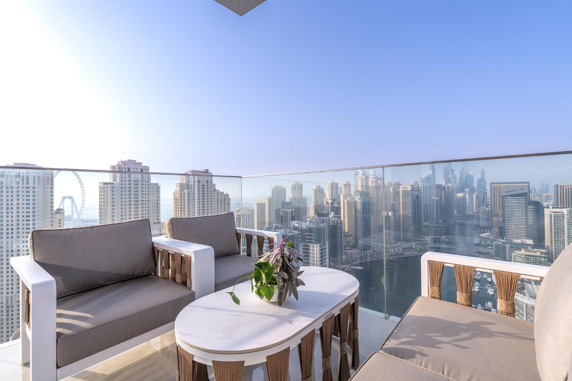 Luxurious 3br With Panoramic Marina View Apartment
