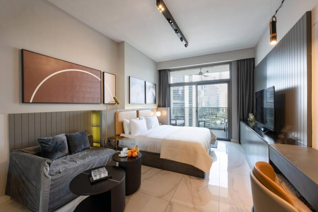 A Cozy With Canal Views Apartment Dubai