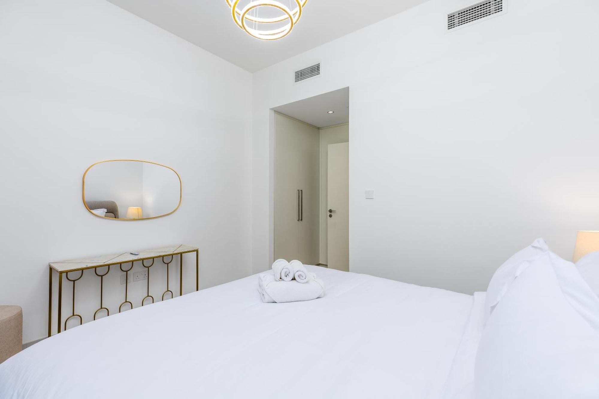 Waves Homes - Burj Crown Tower Apartment *