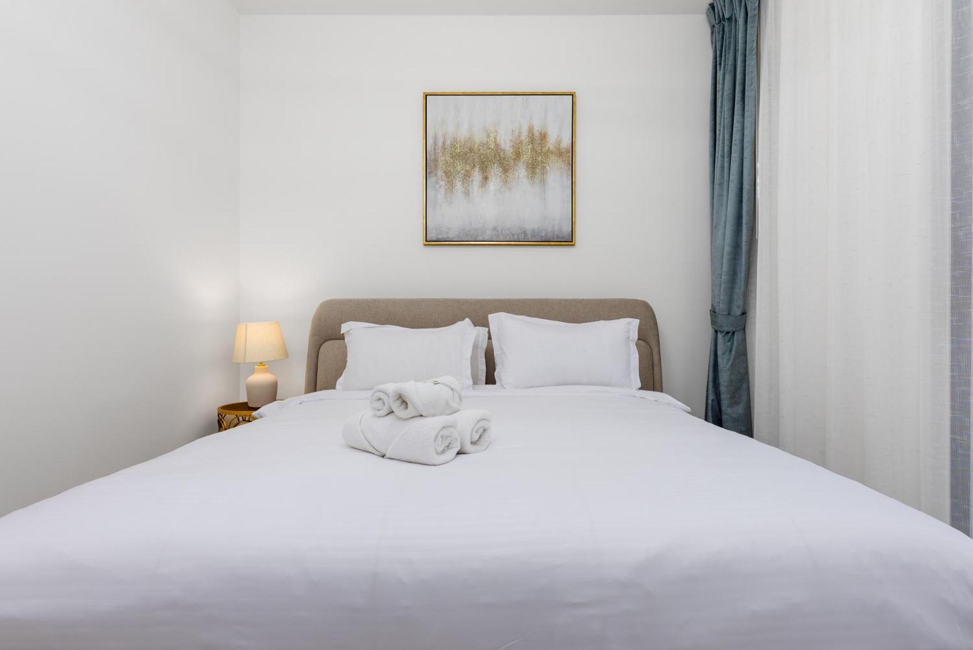 Waves Homes - Burj Crown Tower Apartment Dubai