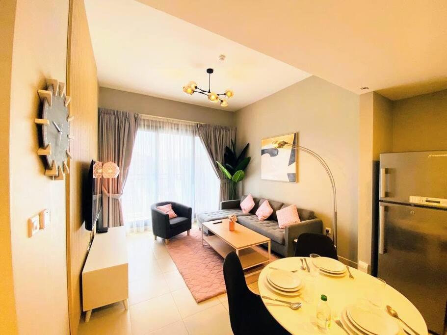 1019 Modern 1 Bedroom With Pool & Cinema Dubai
