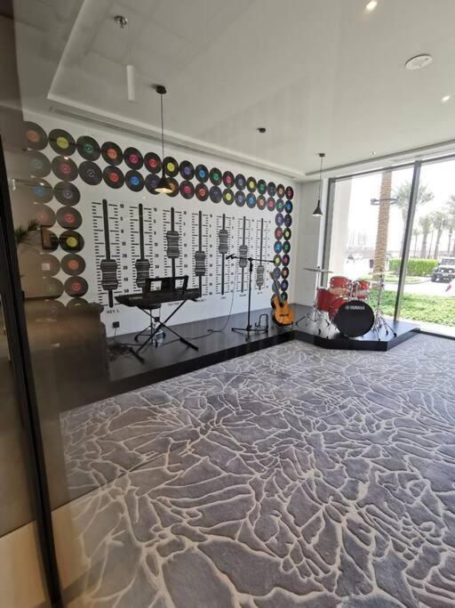 1019 Modern 1 Bedroom With Pool & Cinema Dubai