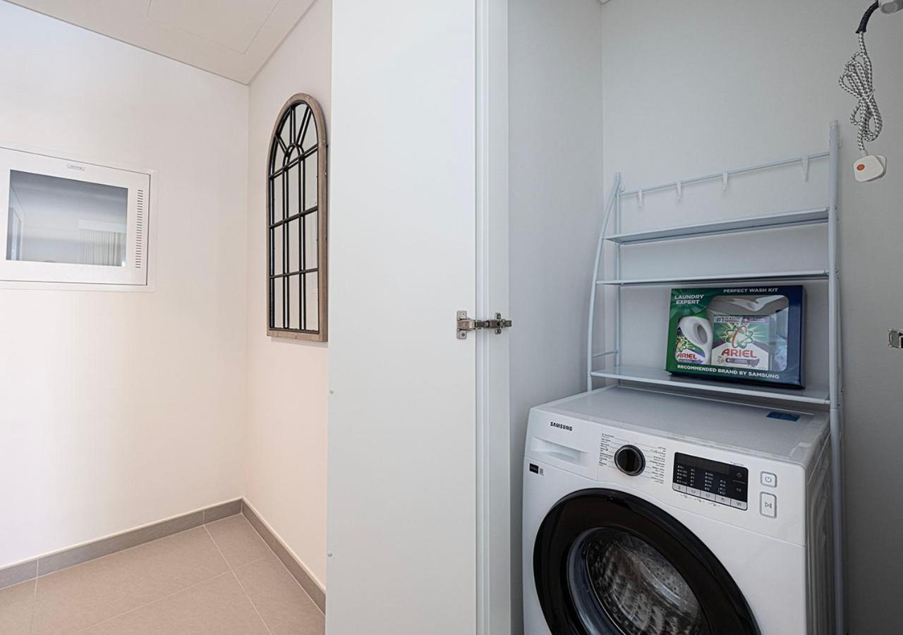 Luxury 2 Bedroom Apartment, 5 Mins To Mall With Amazing View In Downtown Views 2