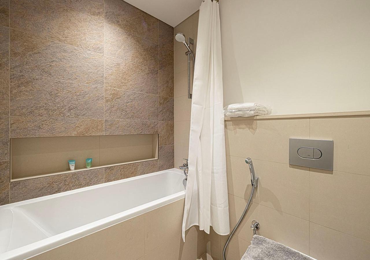 Luxury 2 Bedroom Apartment, 5 Mins To Mall With Amazing View In Downtown Views 2