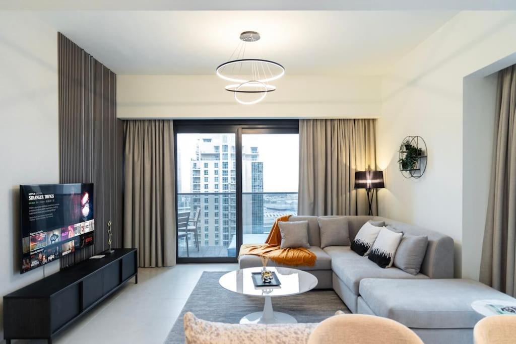 Burj & Fountain Views - Large For 12 Guests! * Dubai