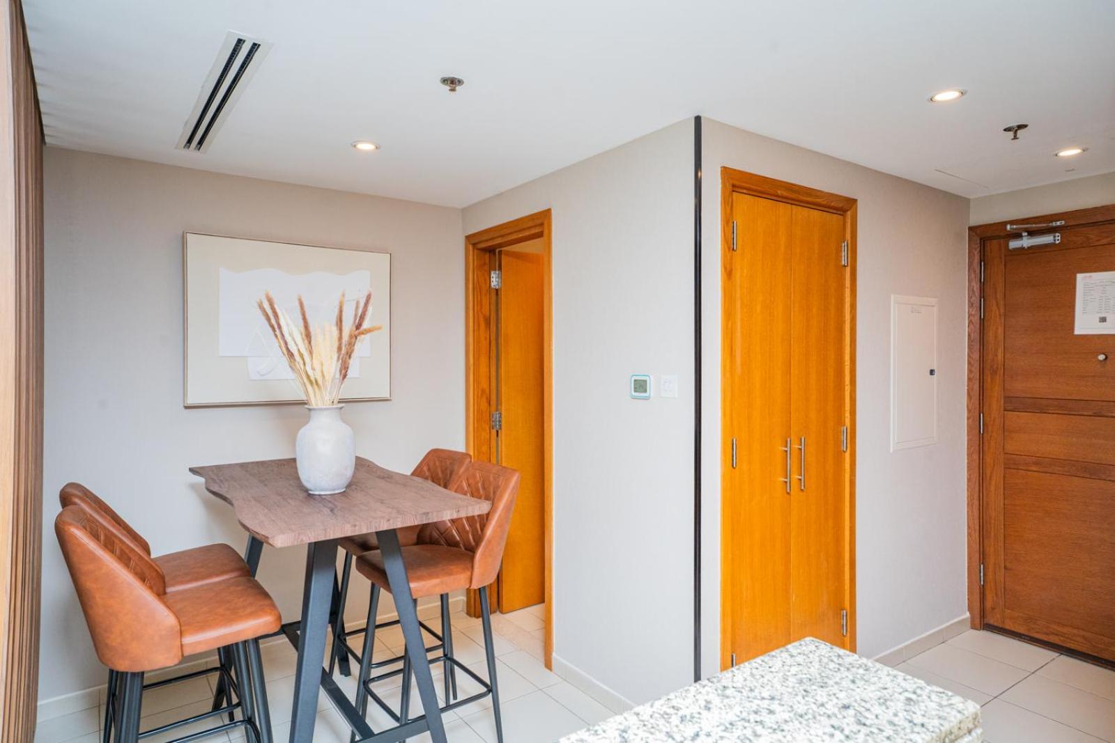 Apartment Escape 24 Homes - Bay Square - Business Bay