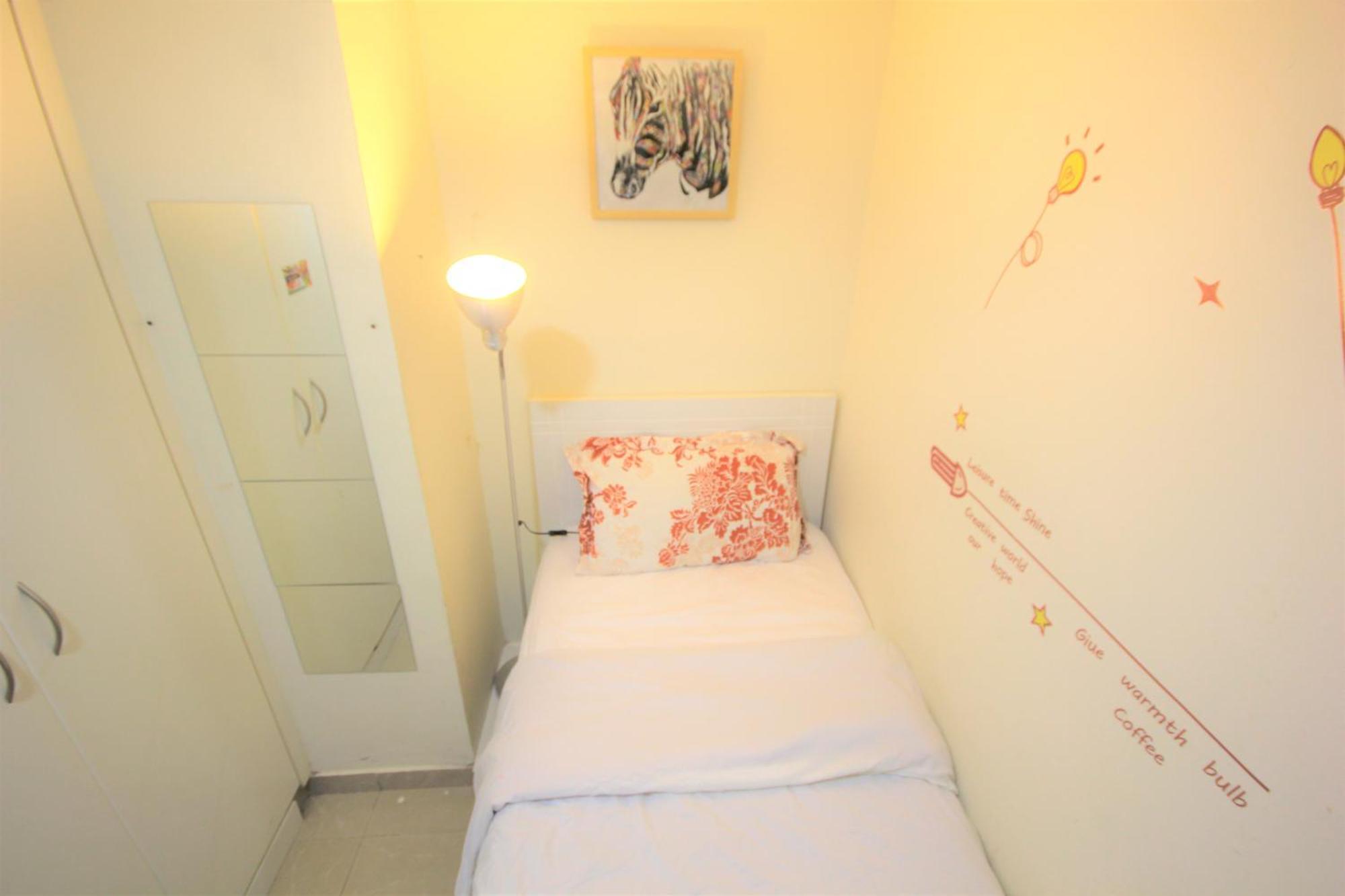 Homestay Roomy Small And Partitions At Marina