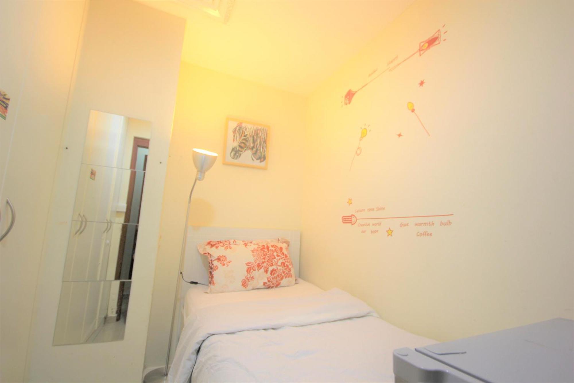 Roomy Small And Partitions At Marina Homestay Dubai