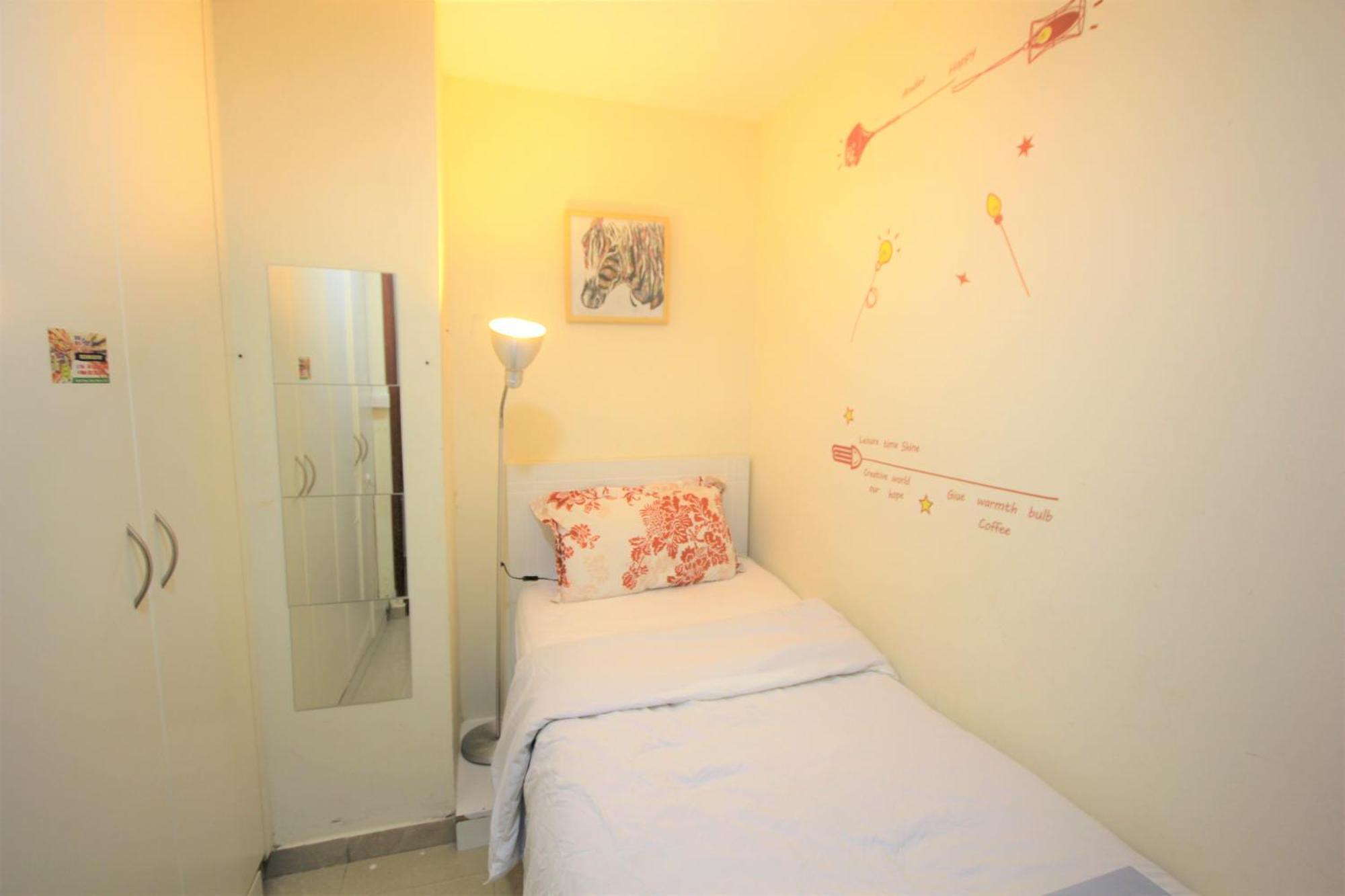 Homestay Roomy Small And Partitions At Marina *
