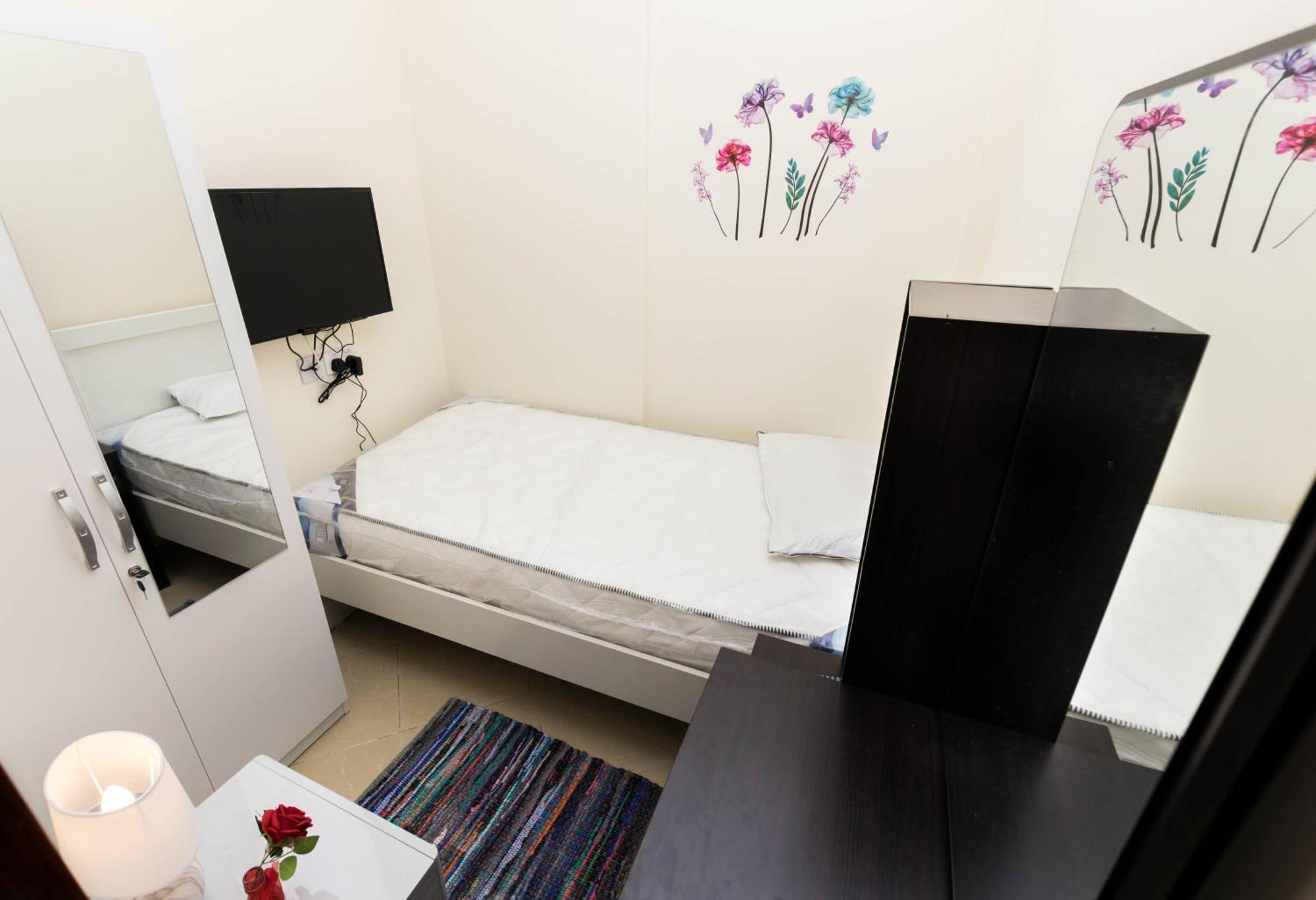Roomy Small And Partitions At Marina Homestay Dubai
