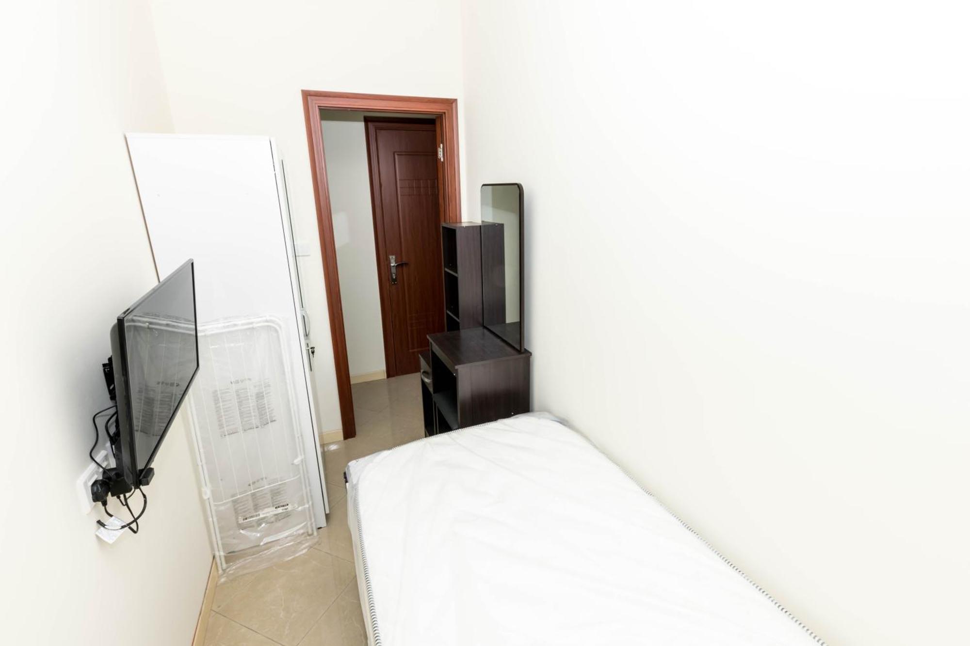 Homestay Roomy Small And Partitions At Marina Dubai