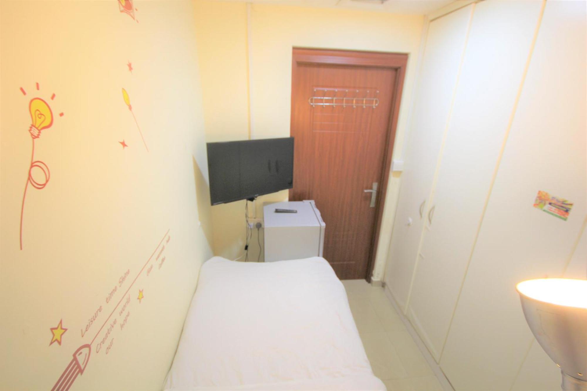 Homestay Roomy Small And Partitions At Marina Dubai