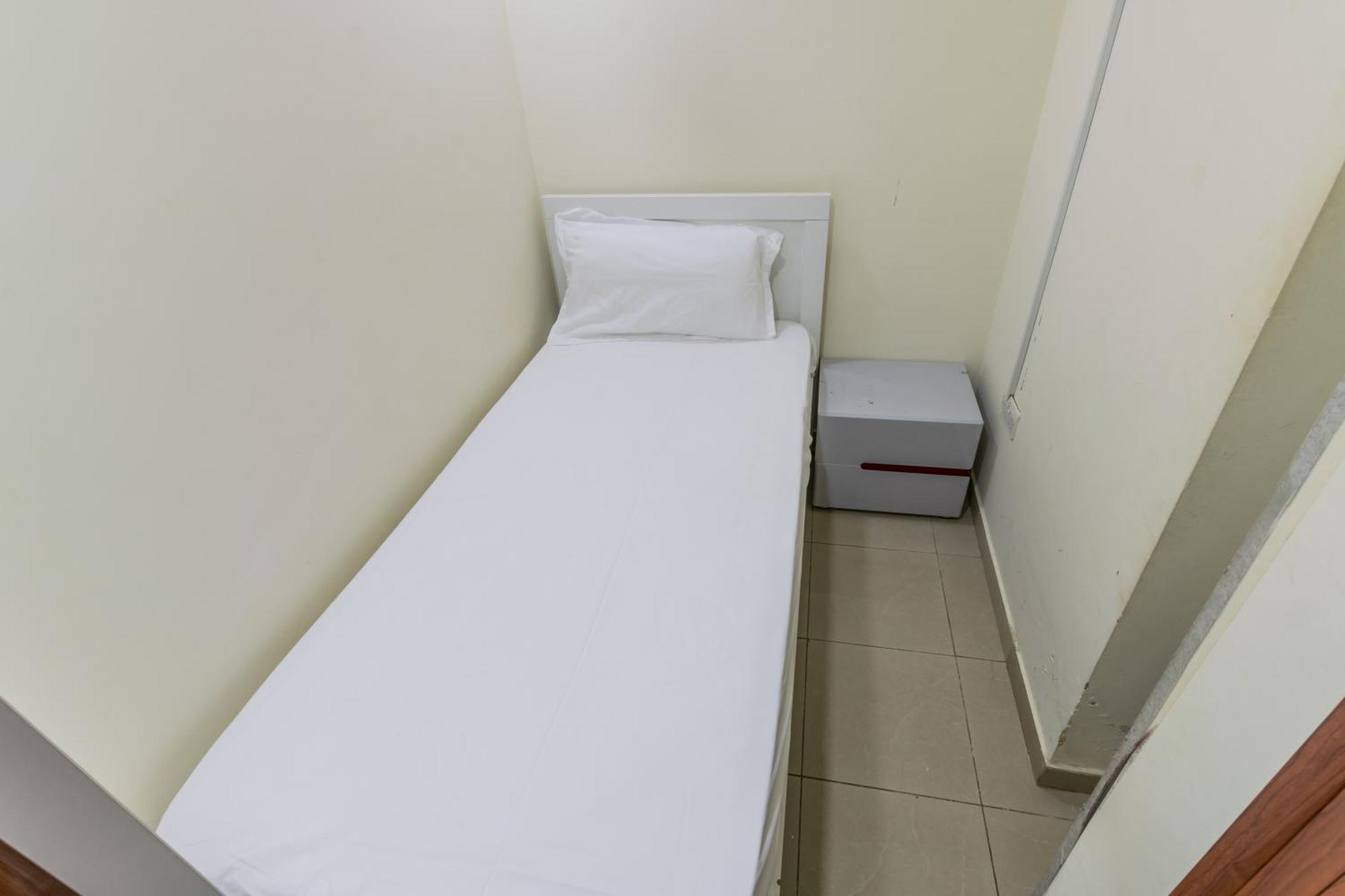 Homestay Roomy Small And Partitions At Marina Dubai