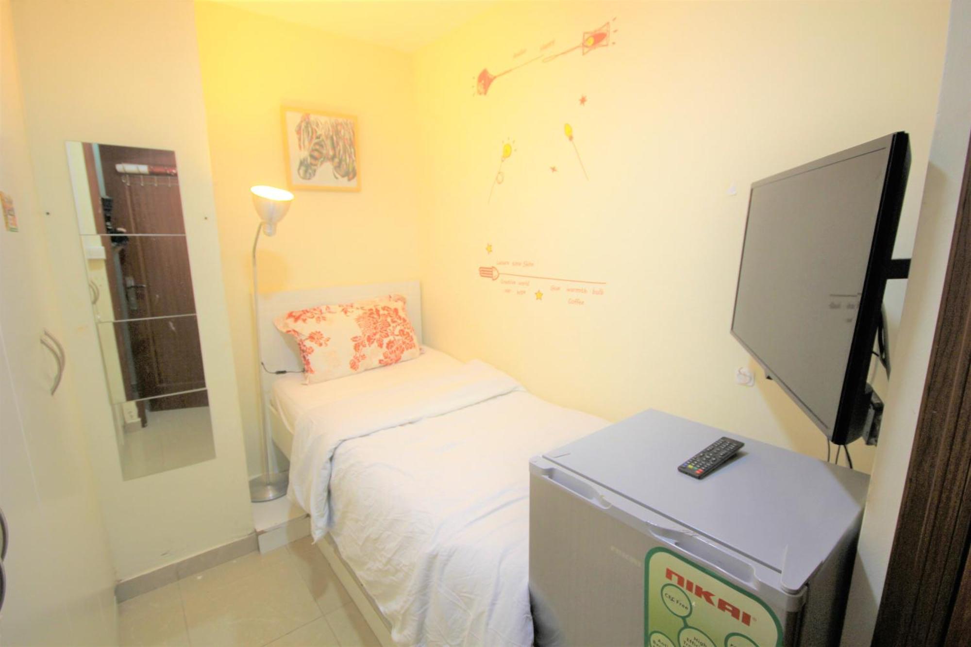 Roomy Small And Partitions At Marina *