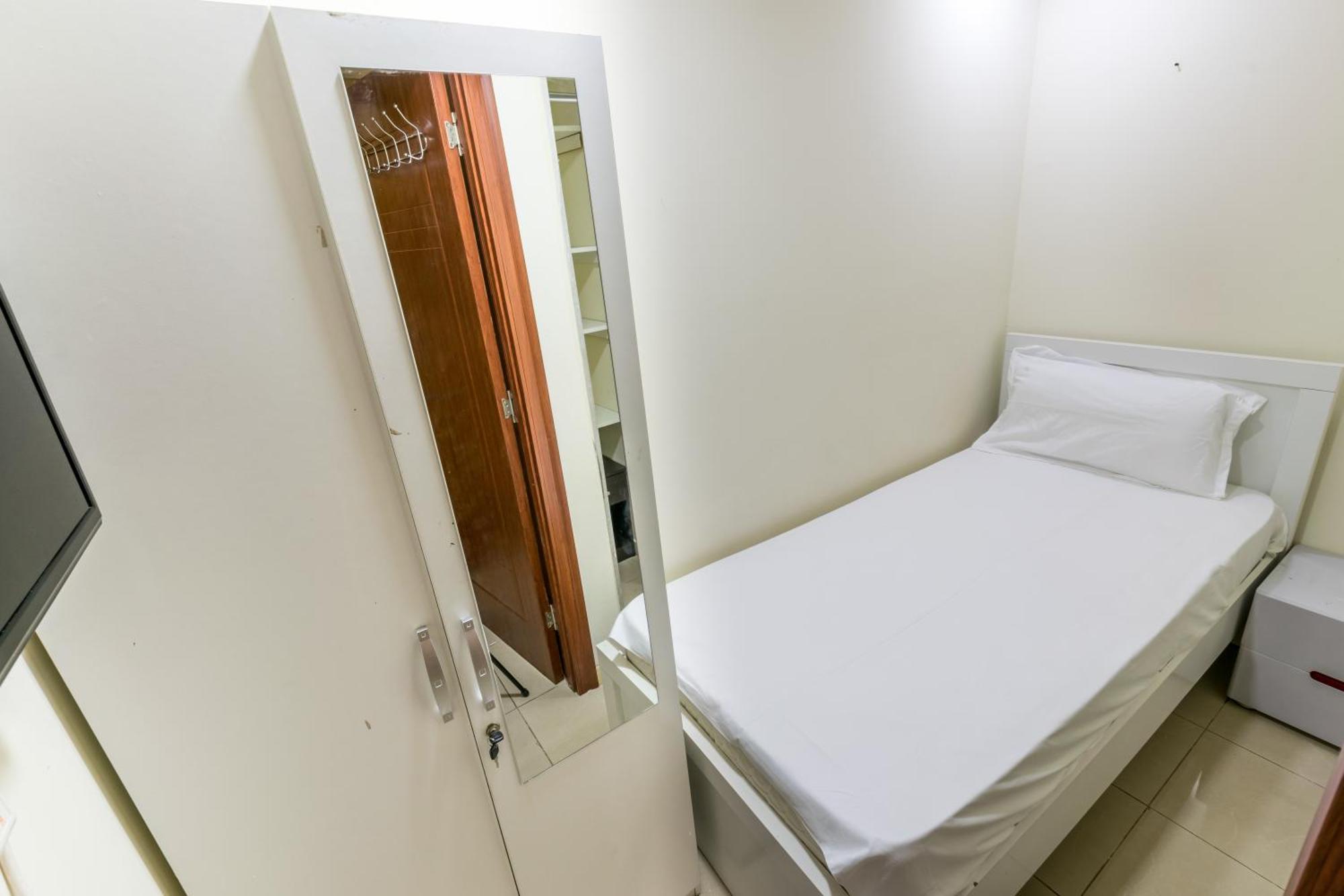 Roomy Small And Partitions At Marina Homestay Dubai