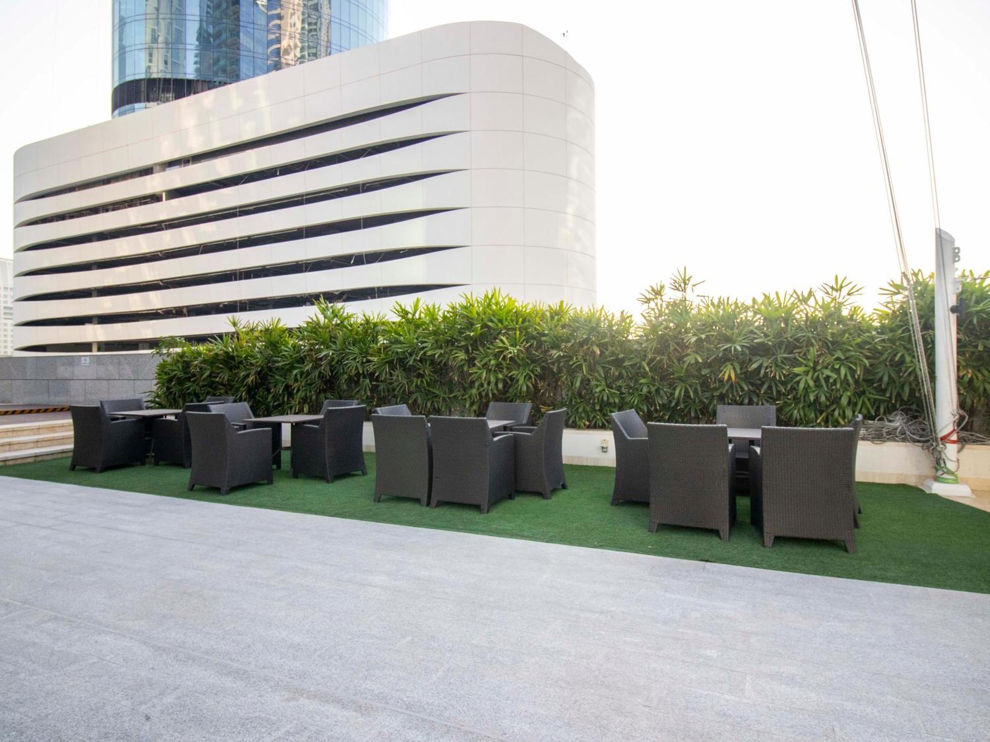 Urban Retreat: Sea View In Marina Apartment Dubai