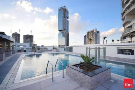 Cloud 9 - Chic With Views In Regina Tower Apartment Dubai