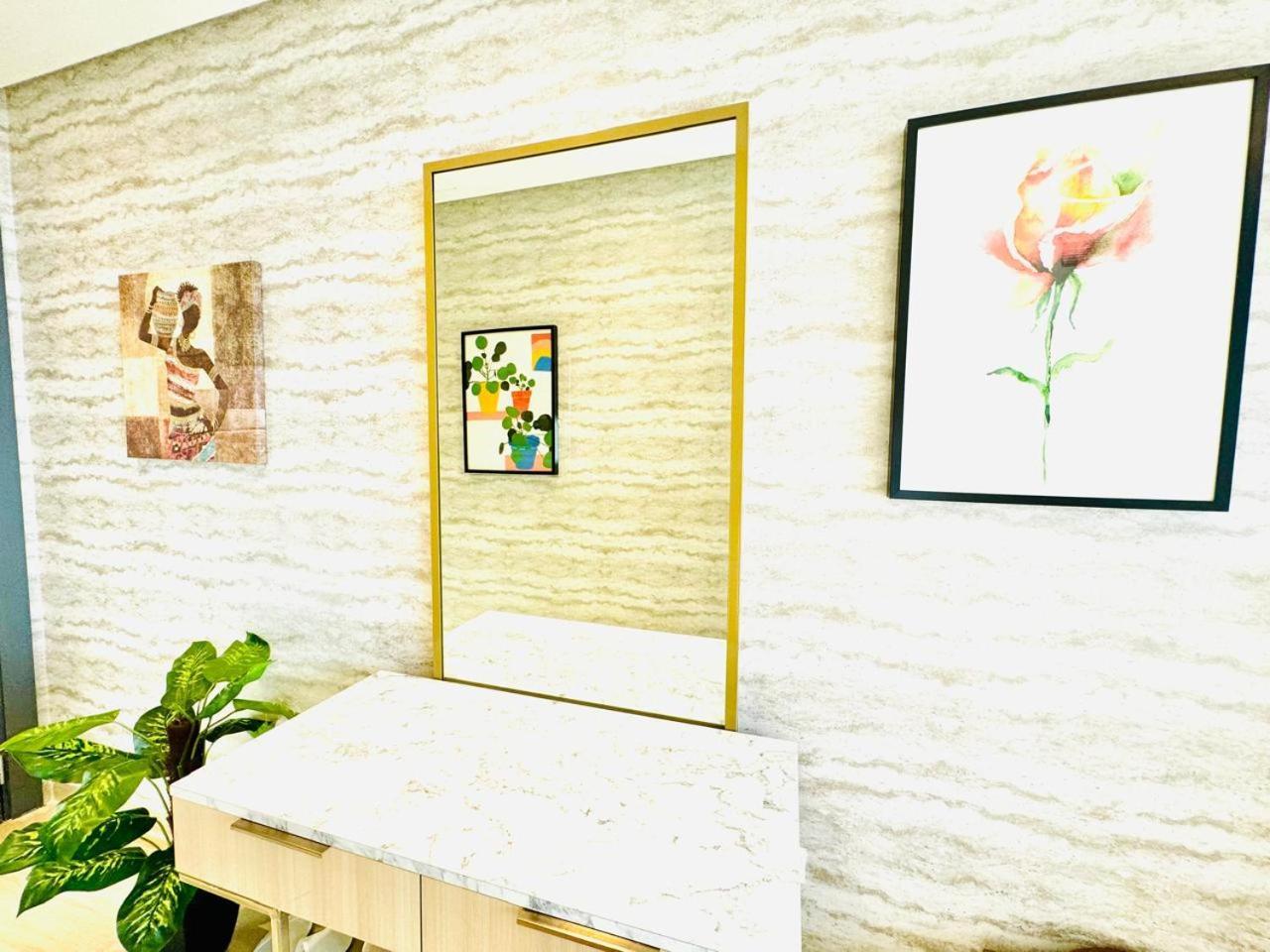 Cloud 9 - Chic With Views In Regina Tower Apartment *