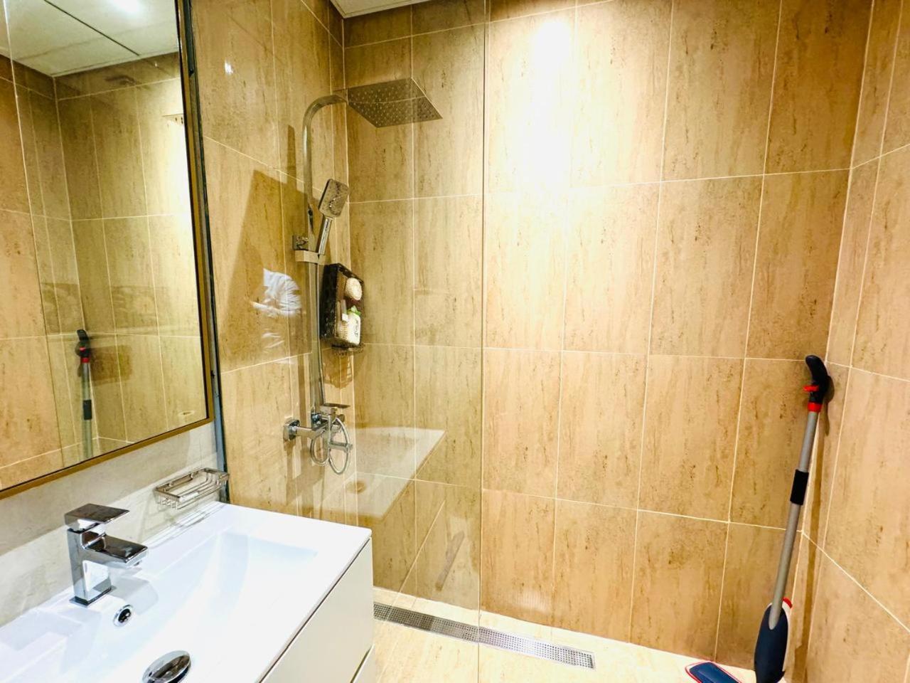 Apartment Cloud 9 - Chic With Views In Regina Tower *