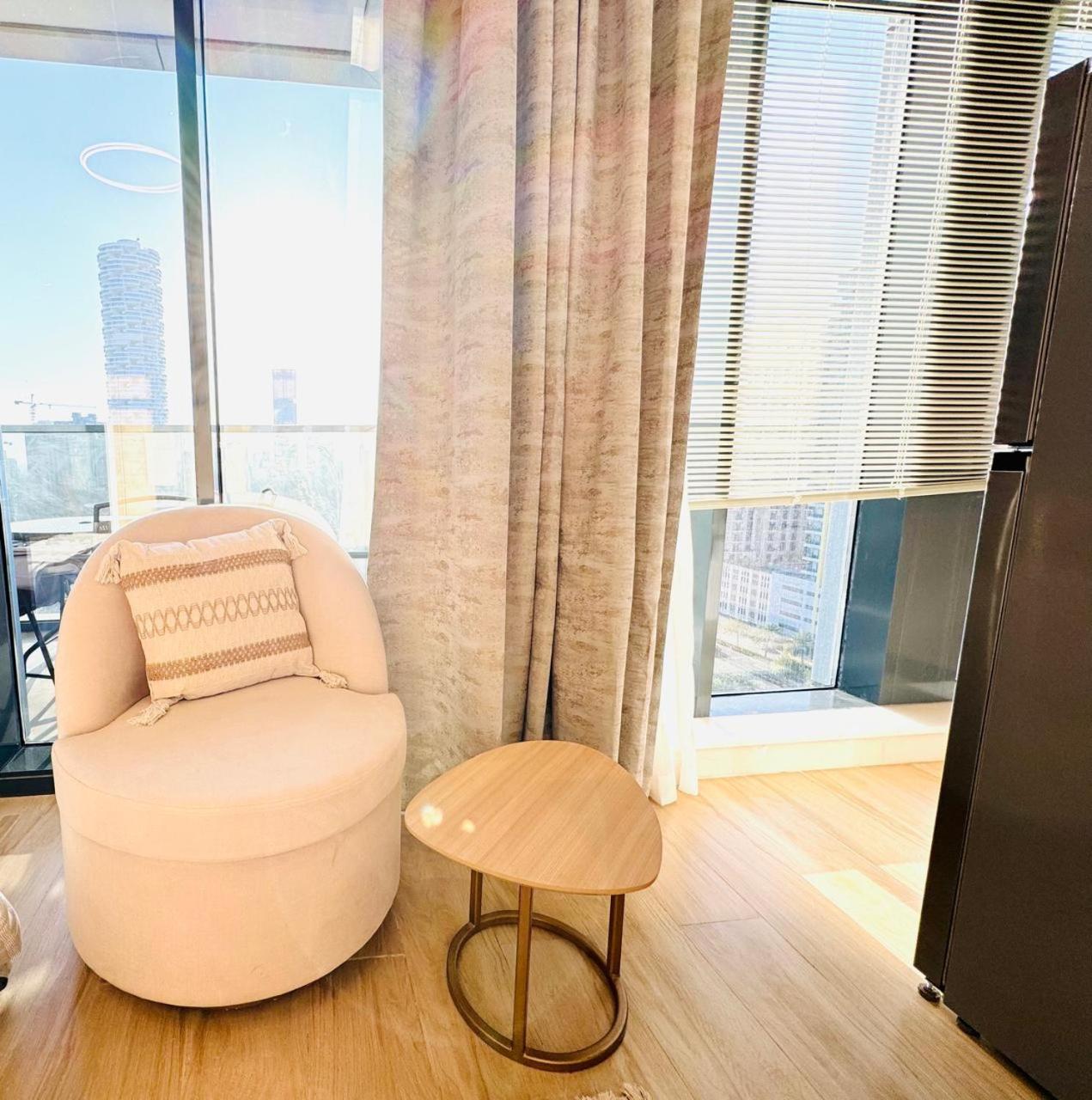 Apartment Cloud 9 - Chic With Views In Regina Tower Dubai