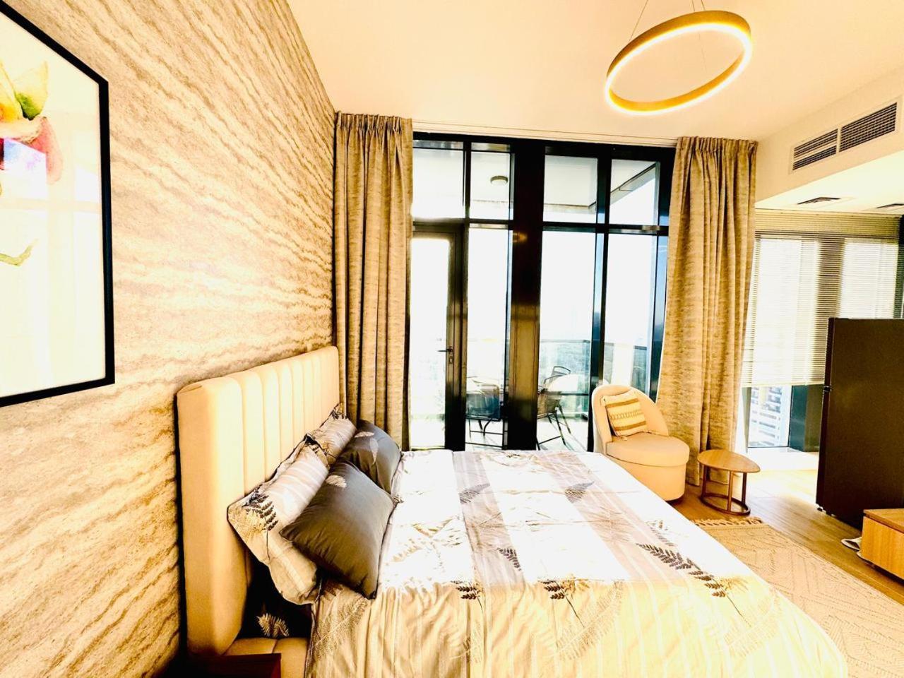 Cloud 9 - Chic With Views In Regina Tower Dubai