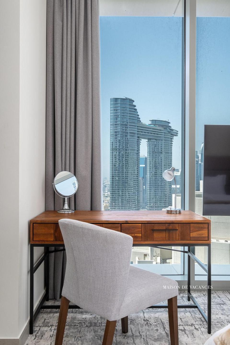 Three Bedroom In Downtown With Burj Khalifa View Apartment
