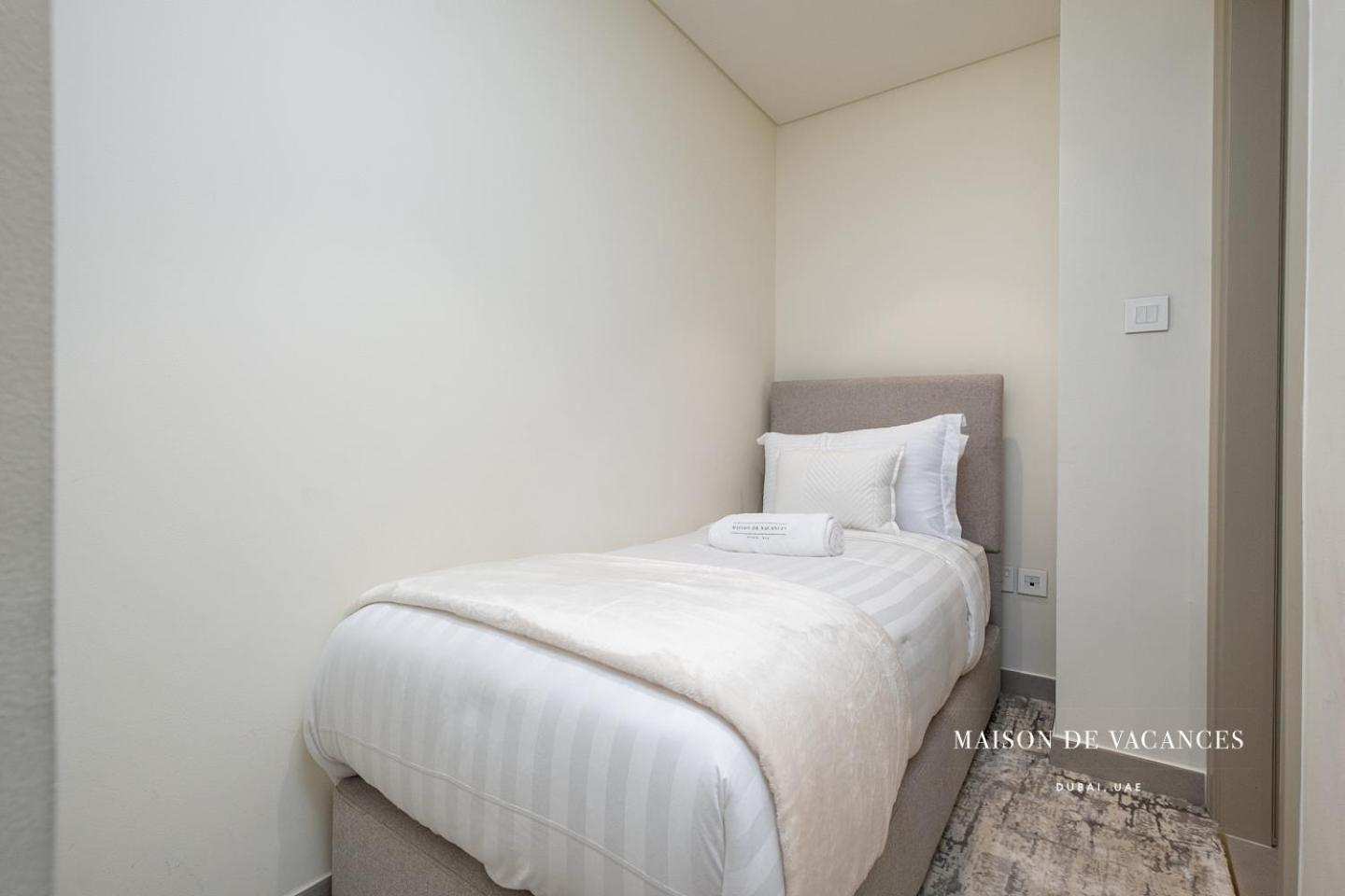 Three Bedroom In Downtown With Burj Khalifa View Apartment