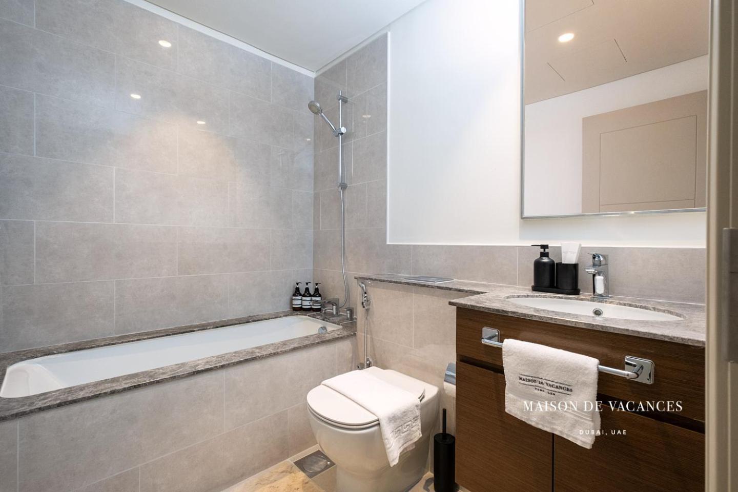 Apartment Three Bedroom In Downtown With Burj Khalifa View *