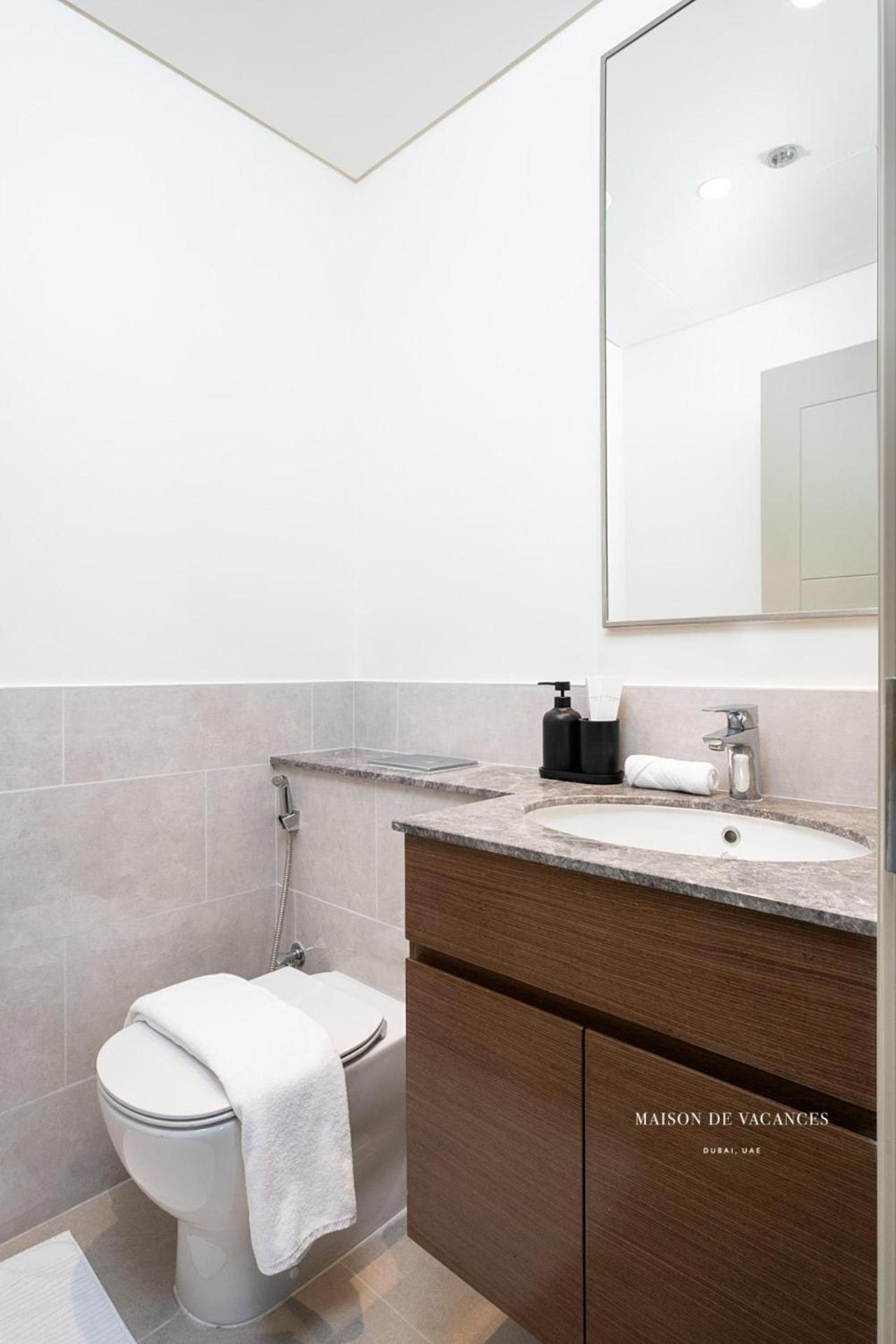 Three Bedroom In Downtown With Burj Khalifa View Apartment