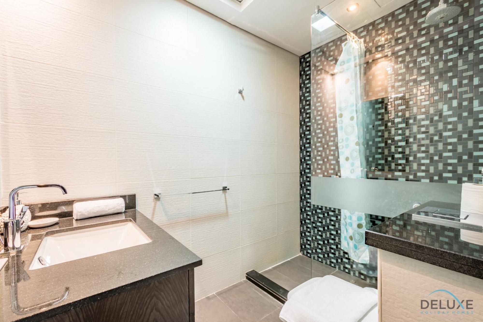 Sophisticated 2br In Cayan Tower, Marina By Deluxe Homes Dubai