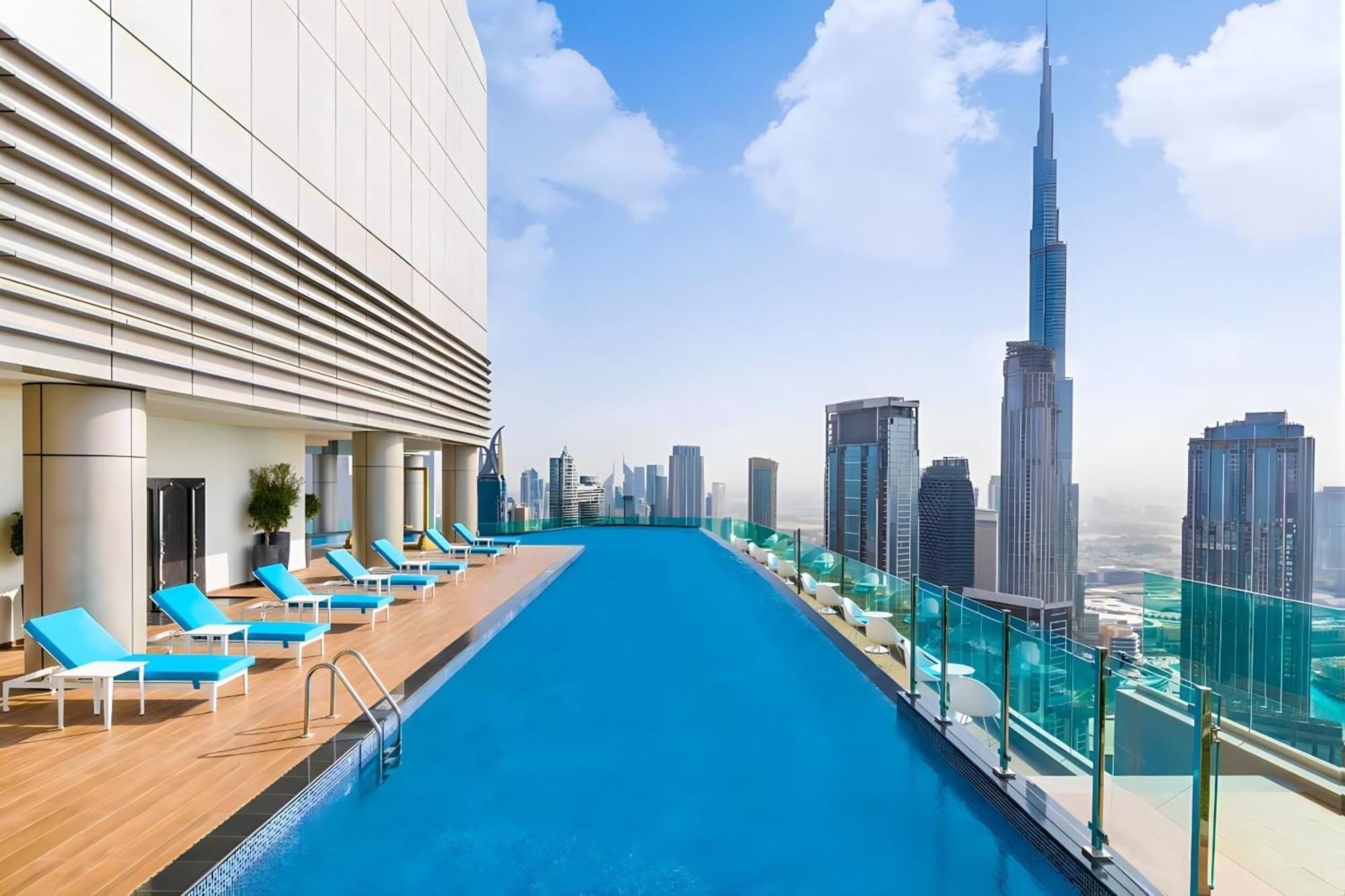 Spectacular Views On High Floor With Infinity Pool Apartment