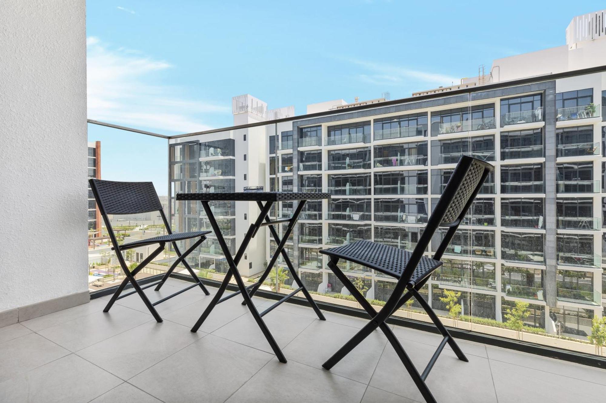 Waves - Azizi Riviera Building 25 Cozy With Balcony Apartment