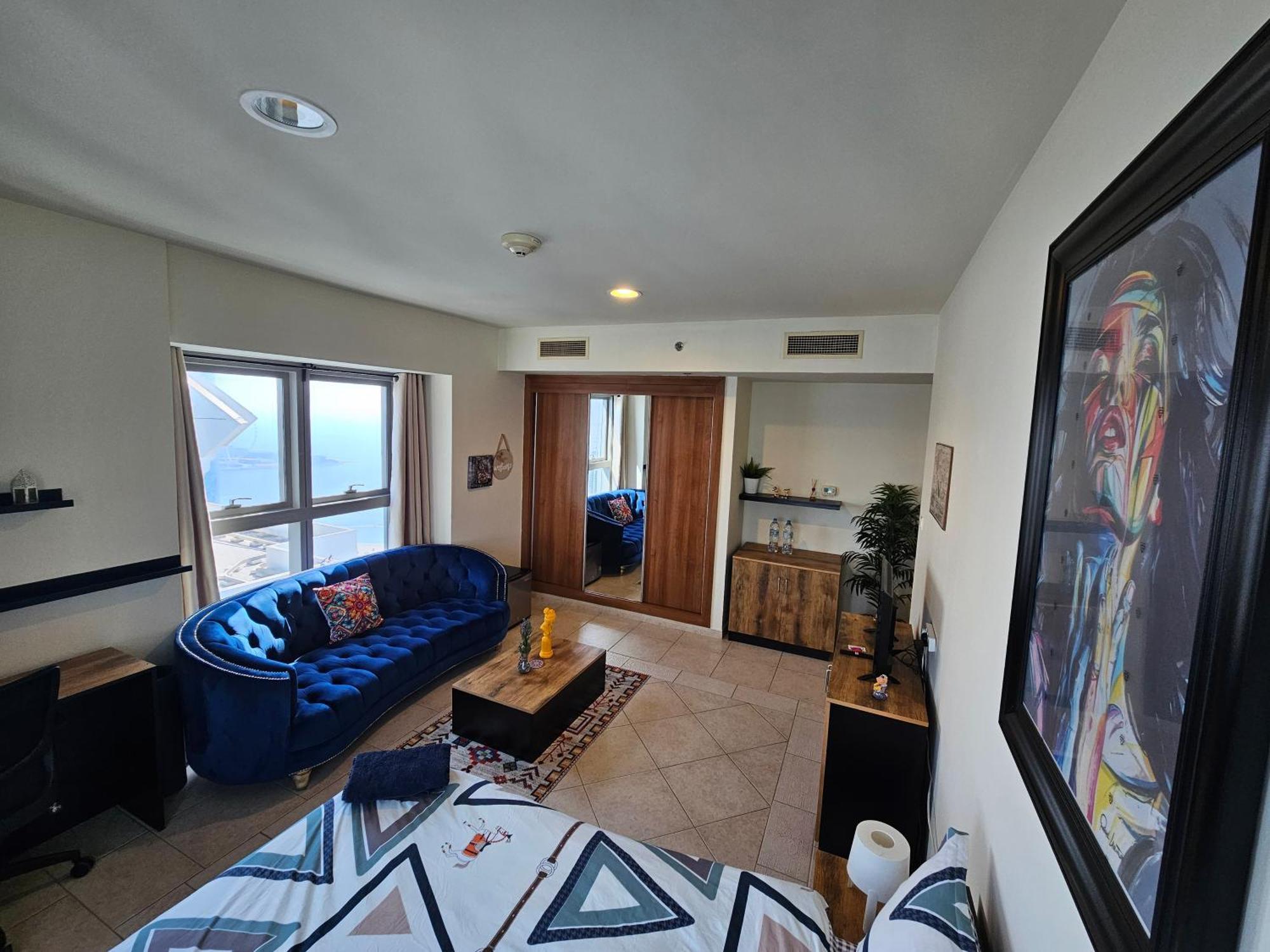 Super Host At Highest Residential Tower In The World, Private In A Shared Homestay