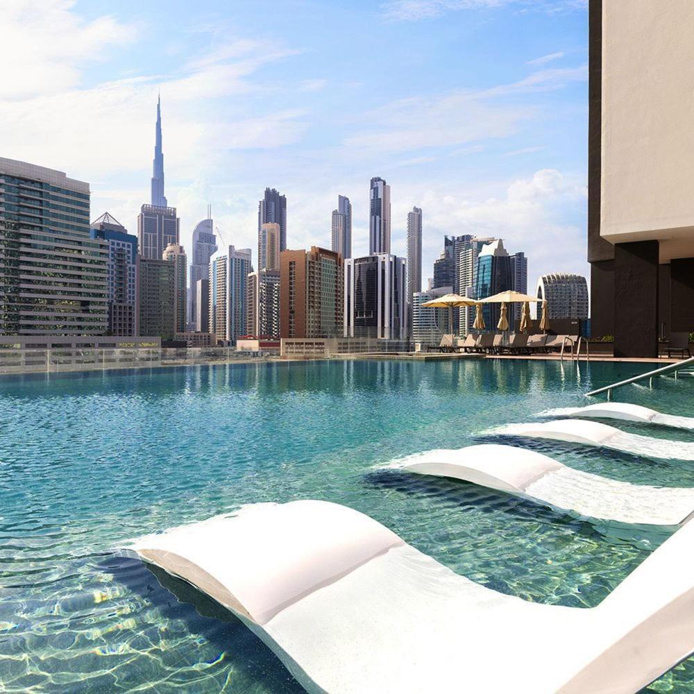 Luxurious 2br With Waterfront And Burj Khalifa View Apartment *