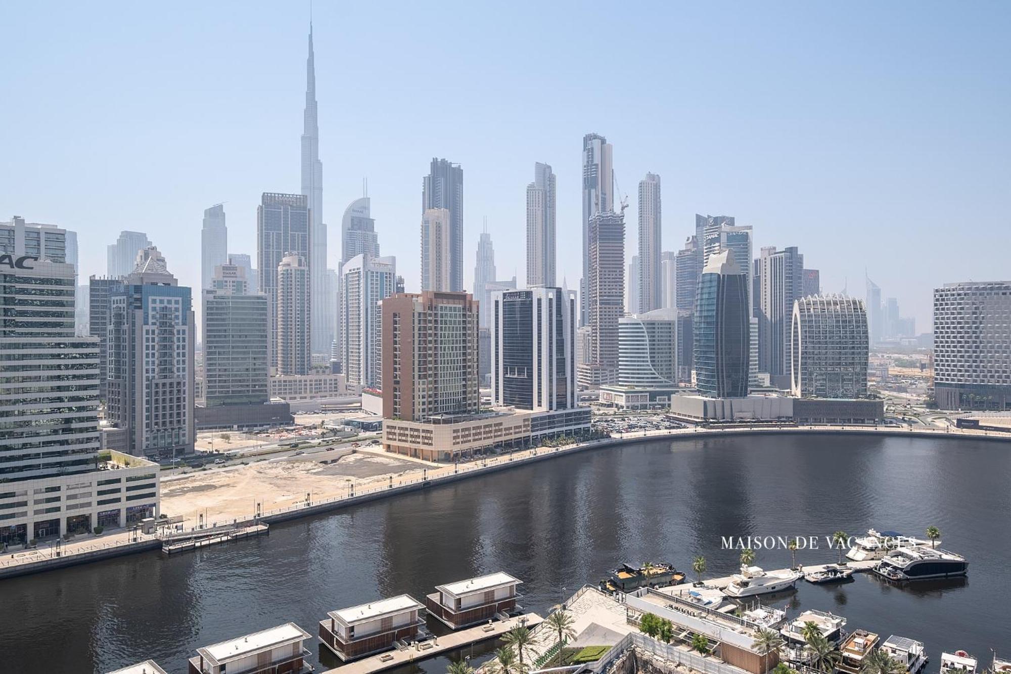 Luxurious 2br With Waterfront And Burj Khalifa View Apartment *