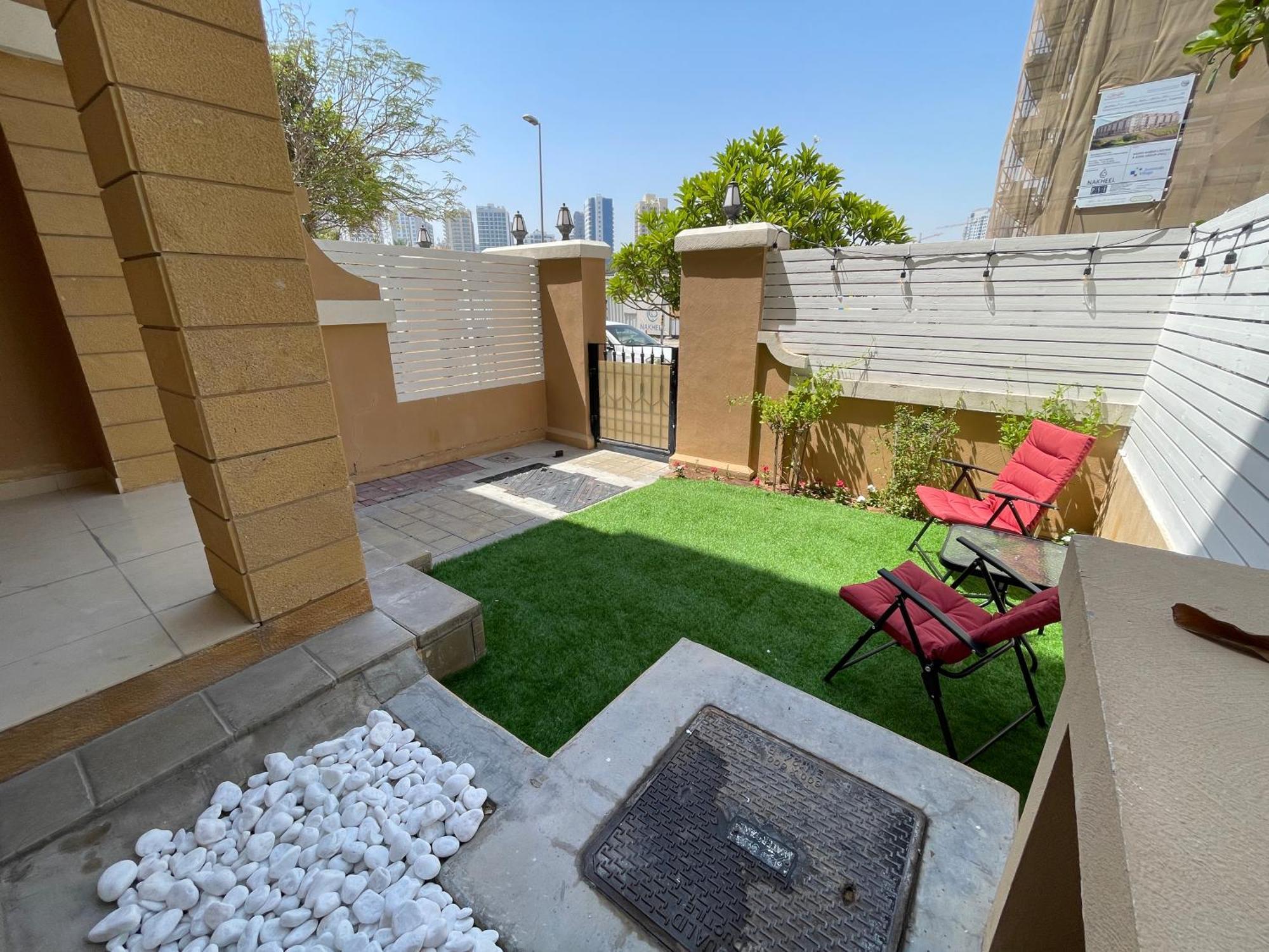 Townhouse With Live-in Maids Villa *