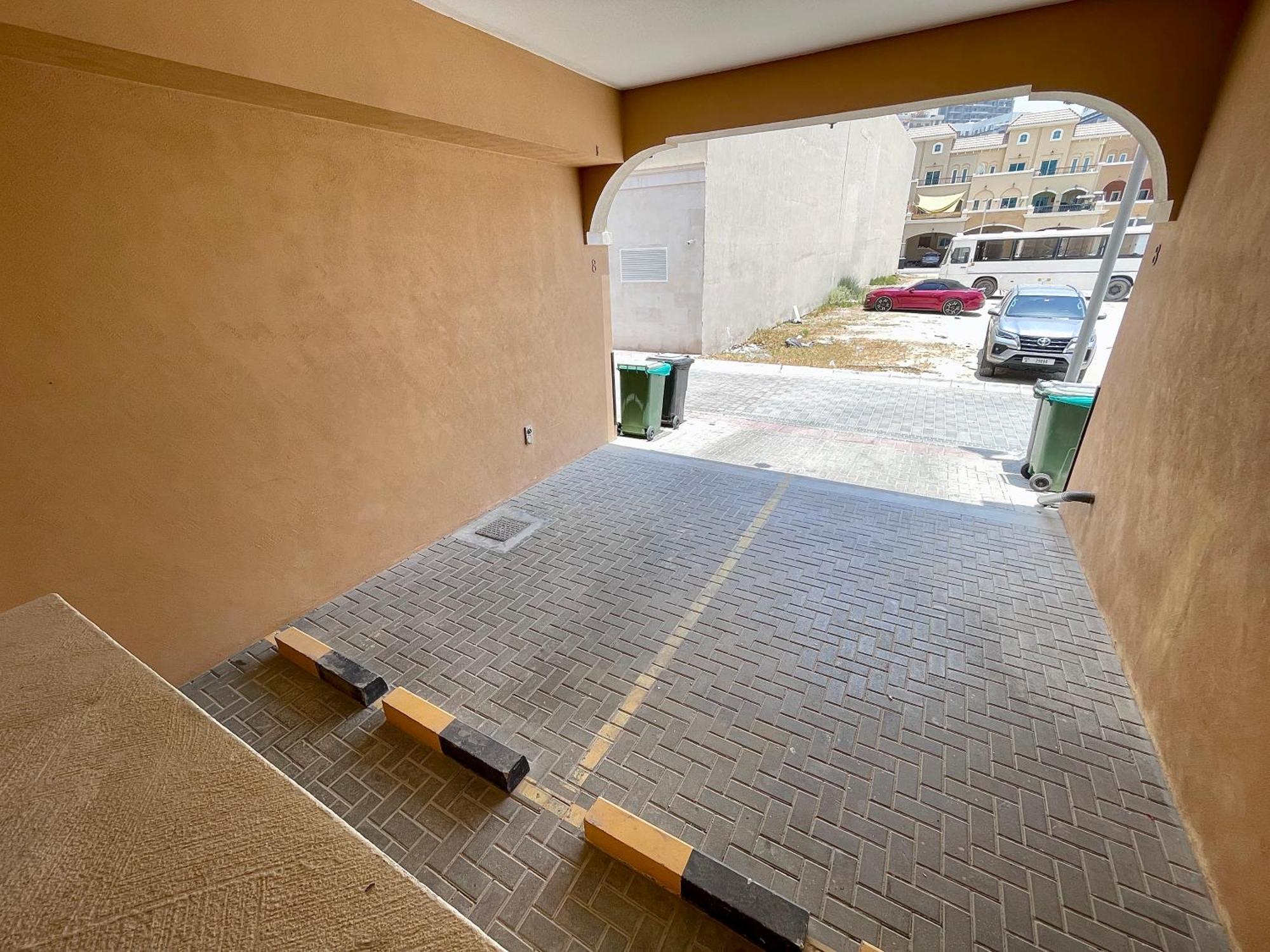 Townhouse With Live-in Maids Villa Dubai