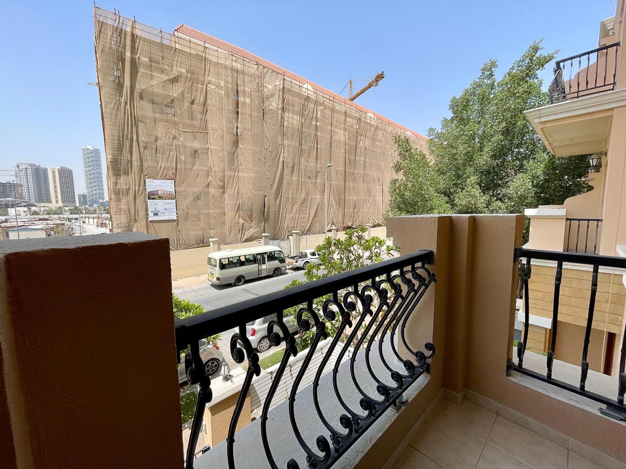 Townhouse With Live-in Maids Villa *