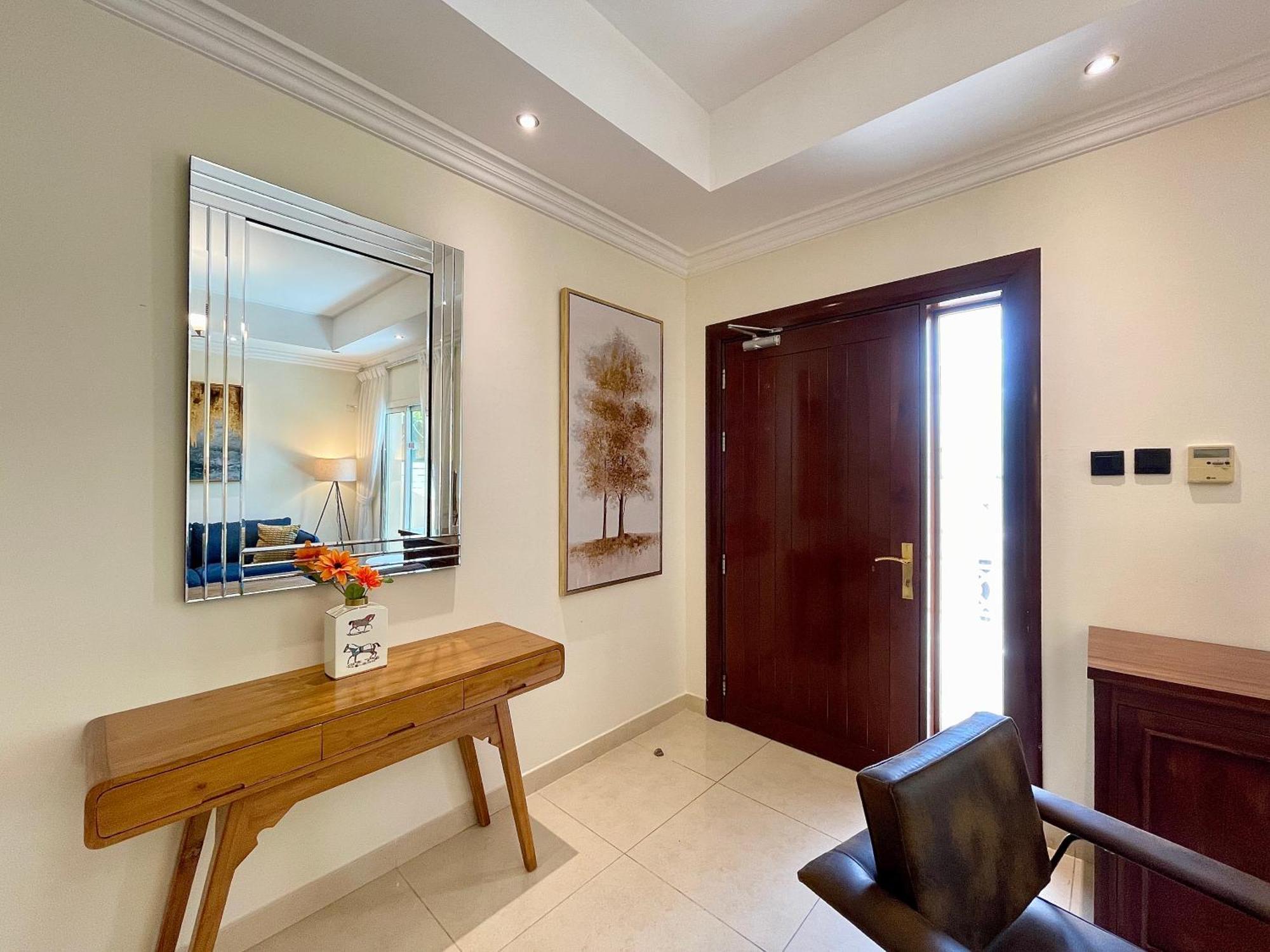 Townhouse With Live-in Maids Villa Dubai