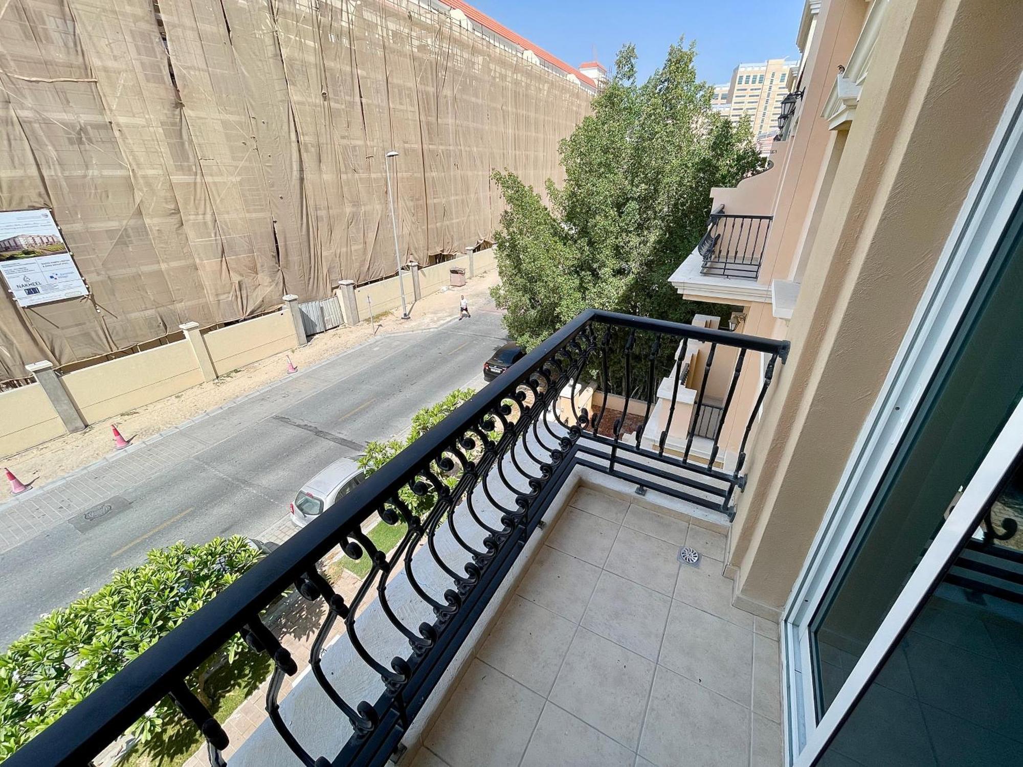 Townhouse With Live-in Maids Villa Dubai