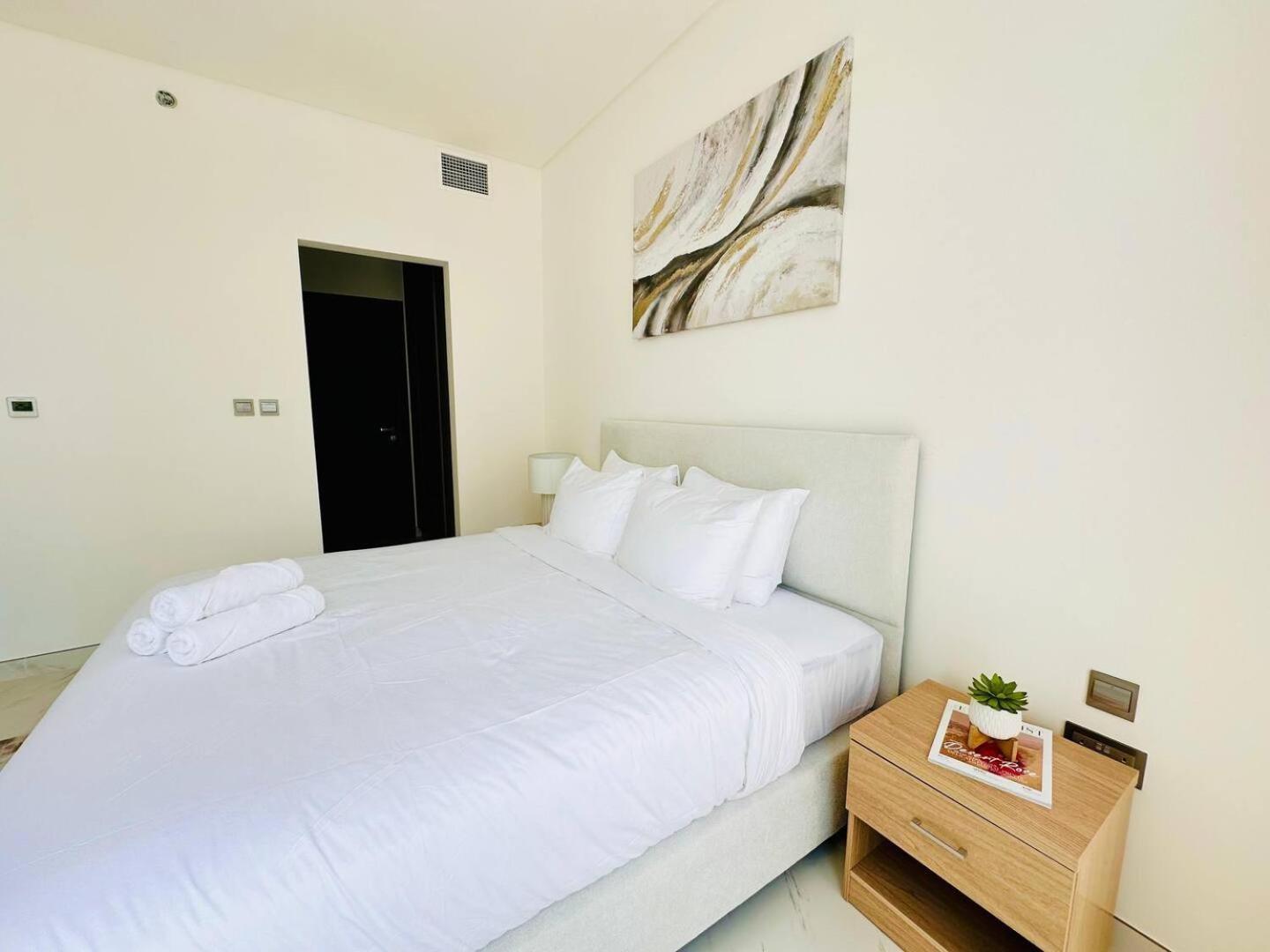 Fully Furnished 1br W Relaxing Lagoon View Dubai