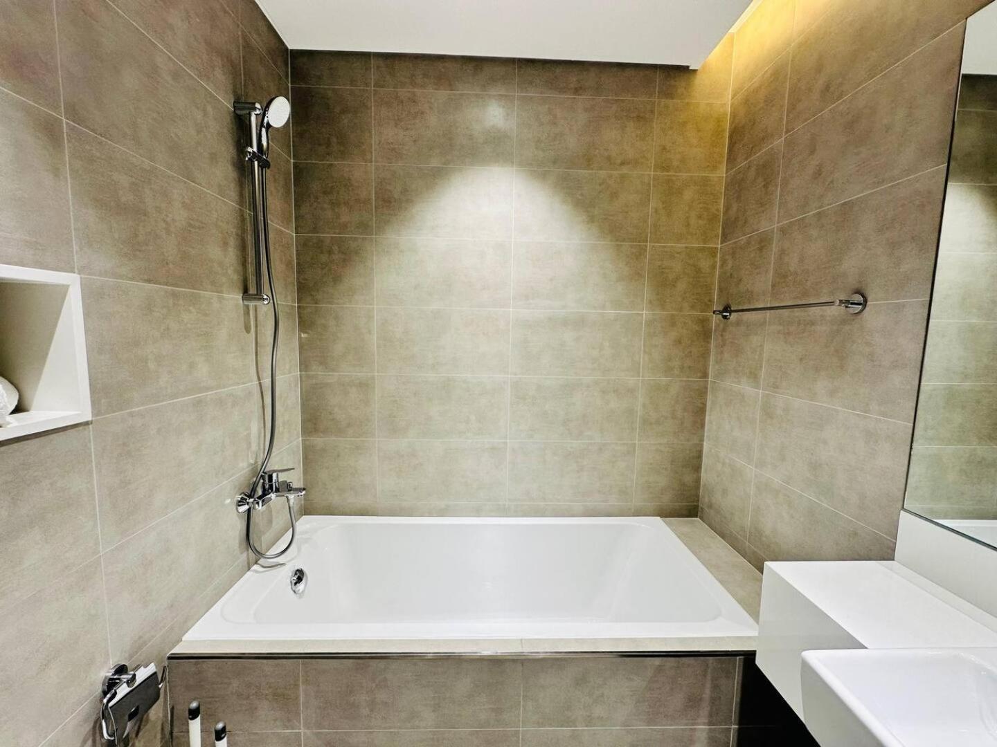 Fully Furnished 1br W Relaxing Lagoon View Apartment *