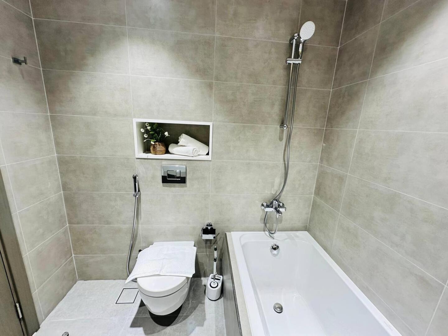 Fully Furnished 1br W Relaxing Lagoon View Apartment *