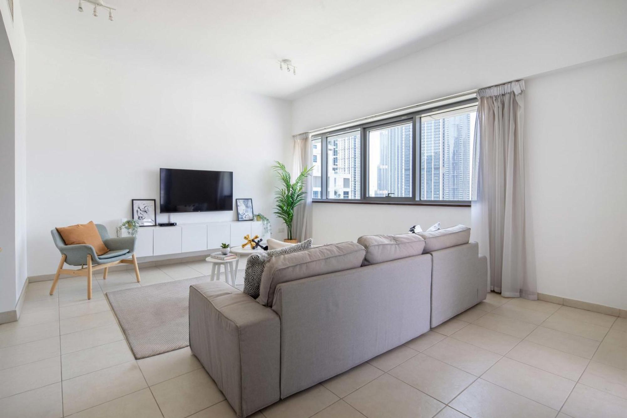 Frank Porter - Executive Tower F Apartment *