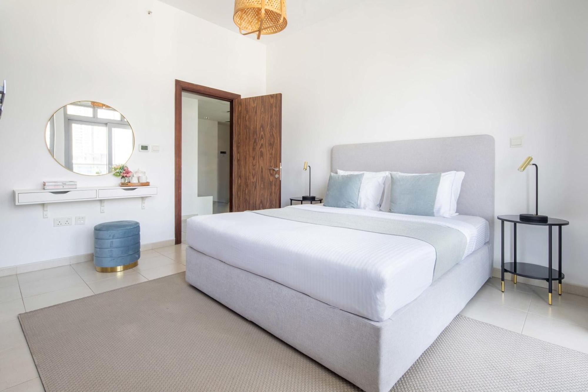 Frank Porter - Executive Tower F Apartment